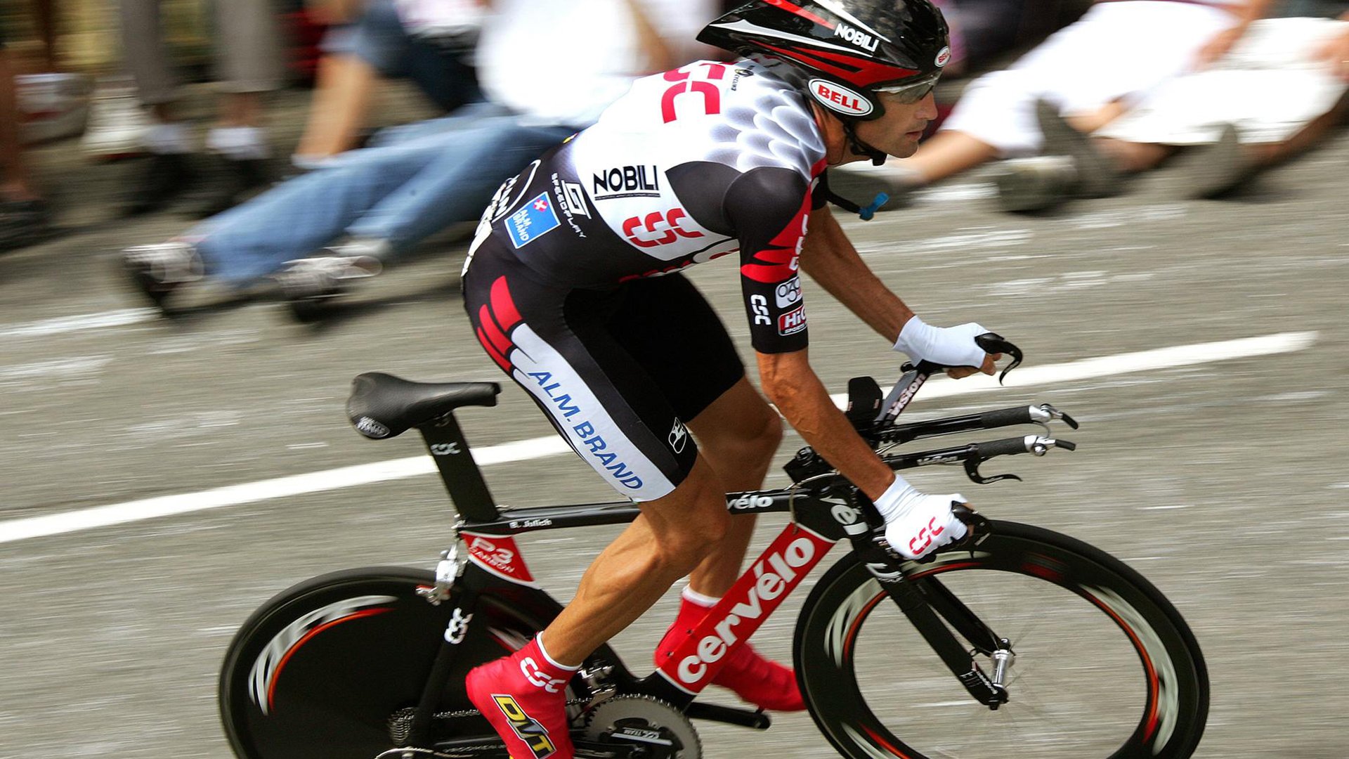 球员在中超赛场上凭藉速度优势完成突破，中超入籍球员